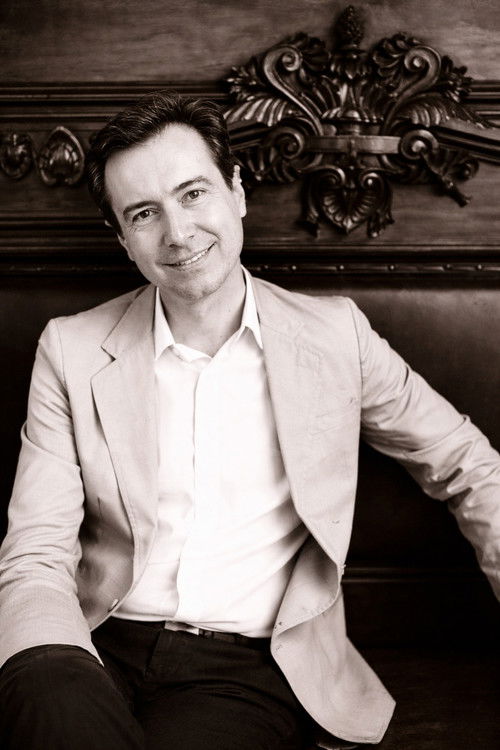 Héctor Mendoza as Old Oliver