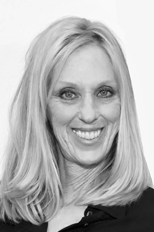 Lisa Ratzin as Extra