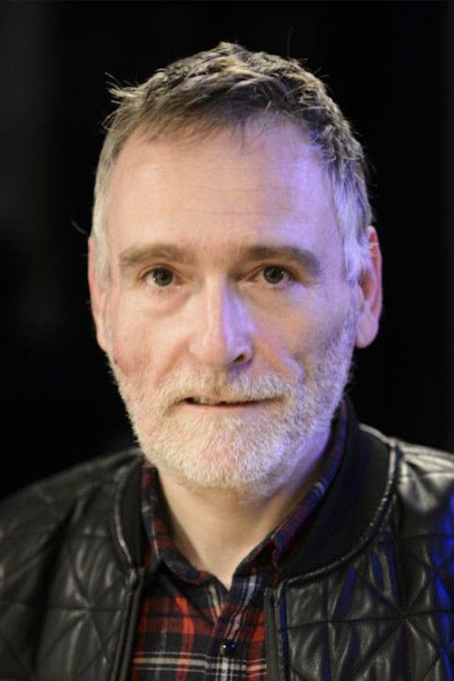 Pierre Léon as Homme au journal