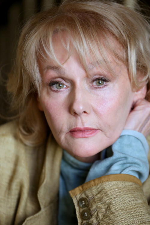 Irina Ponomaryova as Юлия, радистка