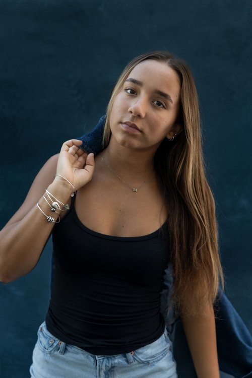 Moana Vilela as Hunter