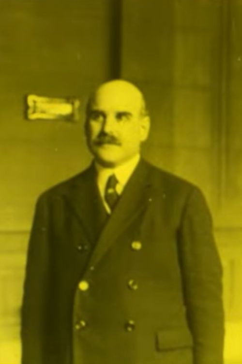 Fermín Urrutia as Secretario y profesor