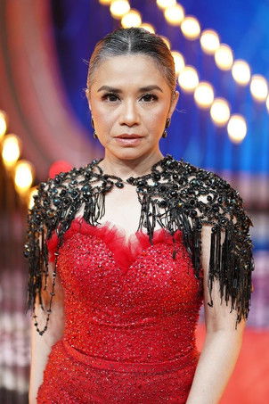 Ruth Sahanaya as Mama Linda (Glenn Fredly's Mother)