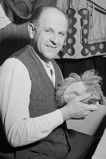 Alfred Rasser as Baumwollhändler