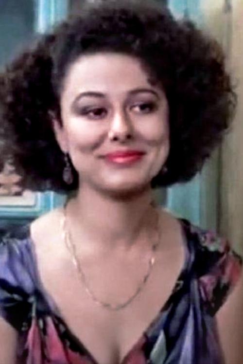 Hélène Catzaras as Latifa