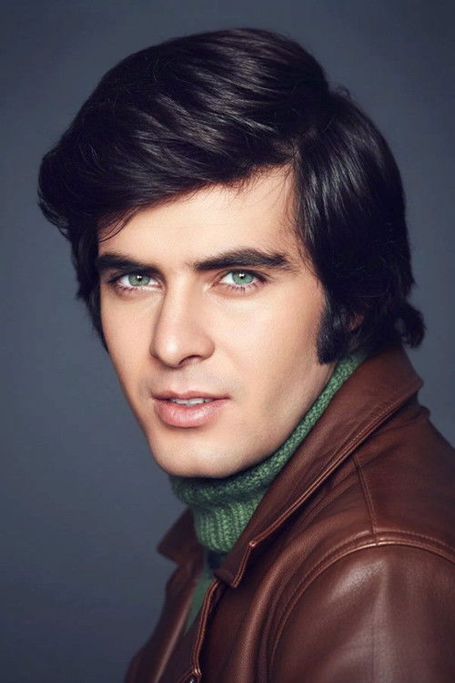 Tarık Akan as Sinan