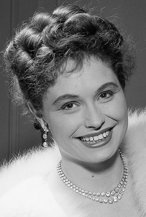 Ingerid Vardund as Vera Ruud, journalist