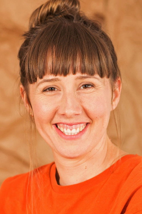 Noelia Castro as Sara (Recepcionista)