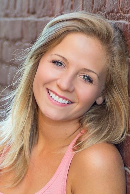 Brooke Lyons as Carrie