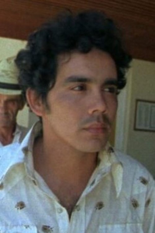 Domingo Ambriz as Roberto