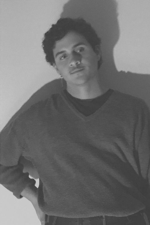 Victor Rodrigues as Guitarra