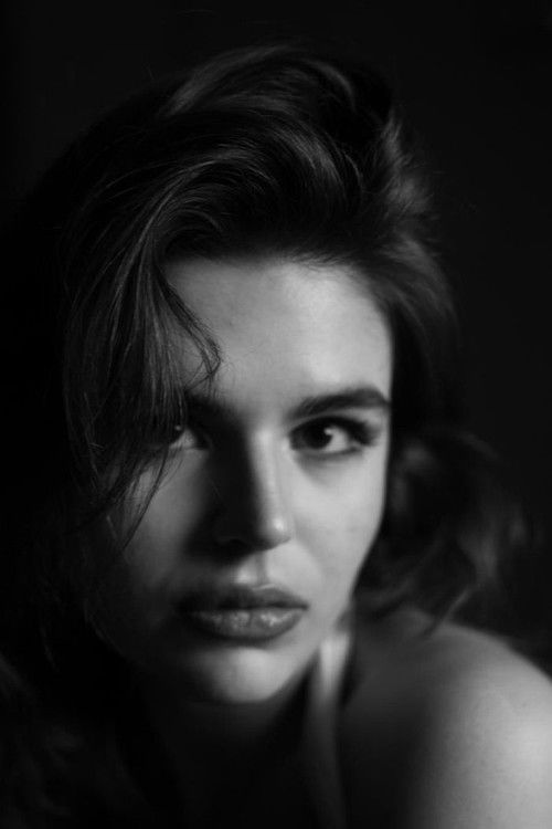 Aylin Akın as Girl on the Voicemail