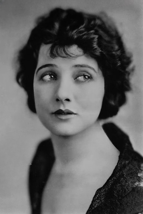 Betty Blythe as Floor Manager (uncredited)