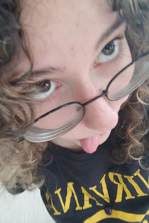 Sara Sodré as Pink Alien