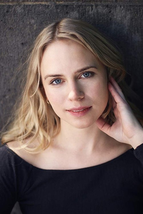 Senie Priti as Amber