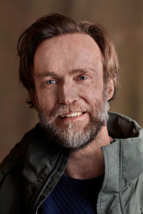 Stefan Woelk as Soldat (field glasses)