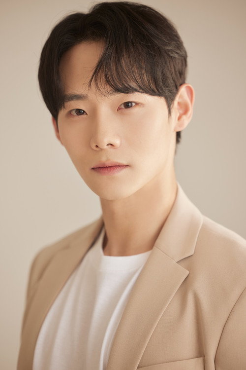최창욱 as Park Hyun-woo