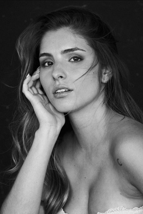 Helena Cortés as Martina