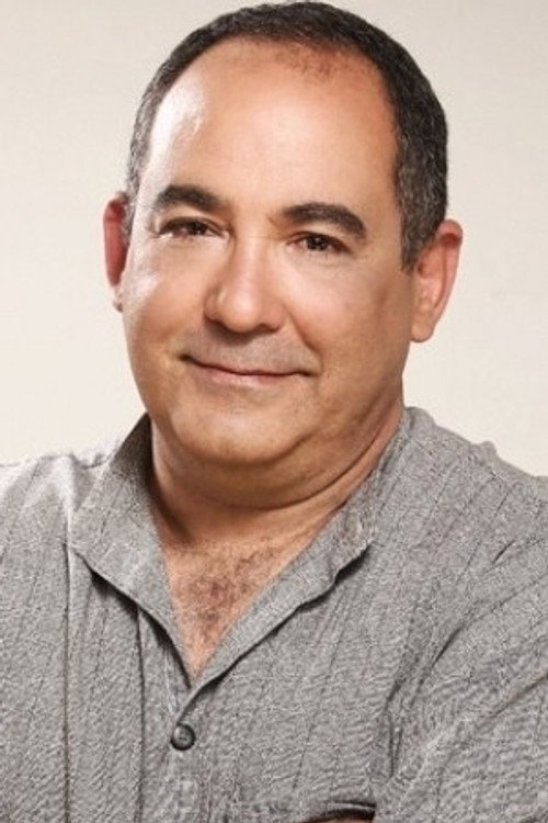 Alberto Pujol as Roberto