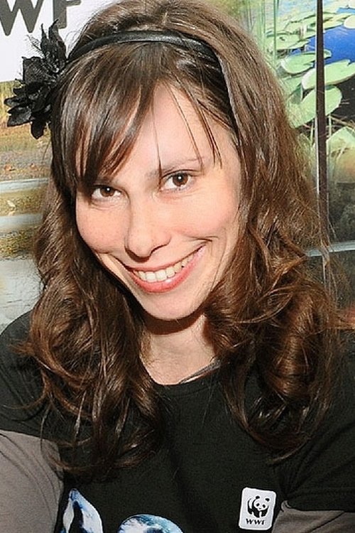 Karina Kecskés as Betti