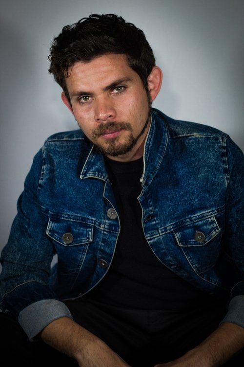 Rogelio Leyton as Policía Roger