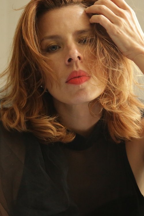 Miriam Rascol as La Mujer con Sombrero