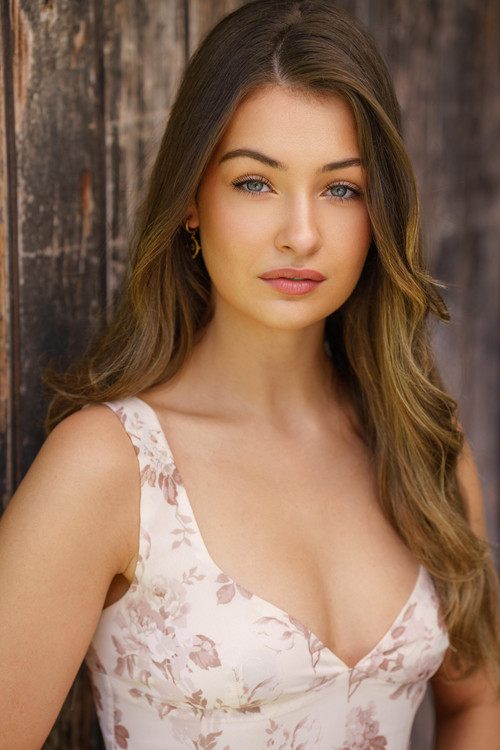 Sascha Turich as Emma Walsh