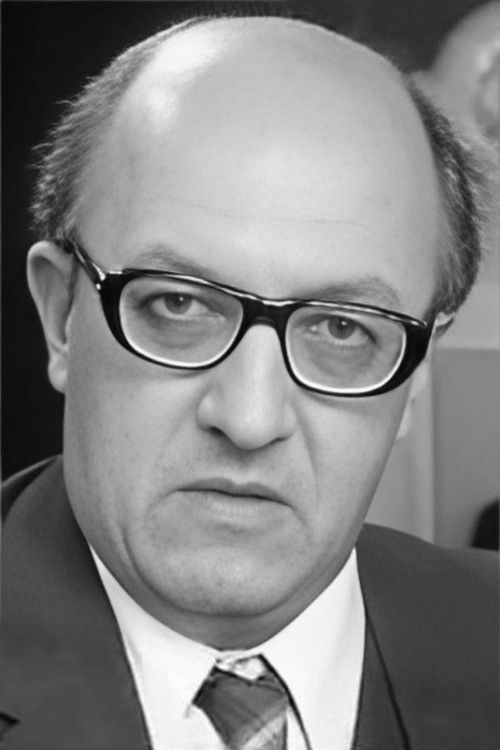 Valeri Kuzin as Фомин