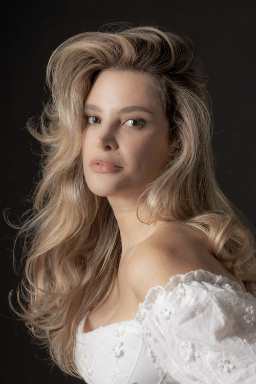 Laura Arbeláez as Sasha