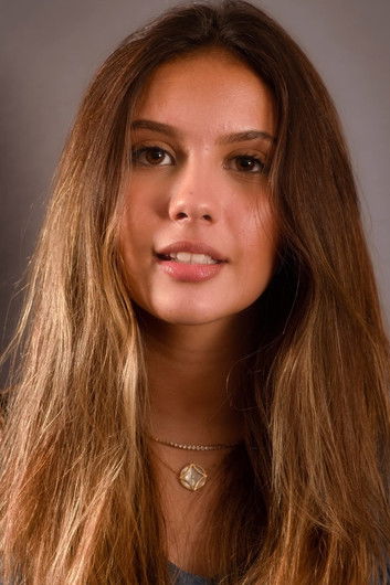 Mariana Lewis as Roberta