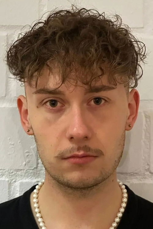 Leon Siering as Model 2