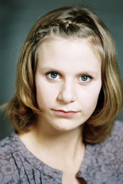 Julia Heydkamp as Nadia