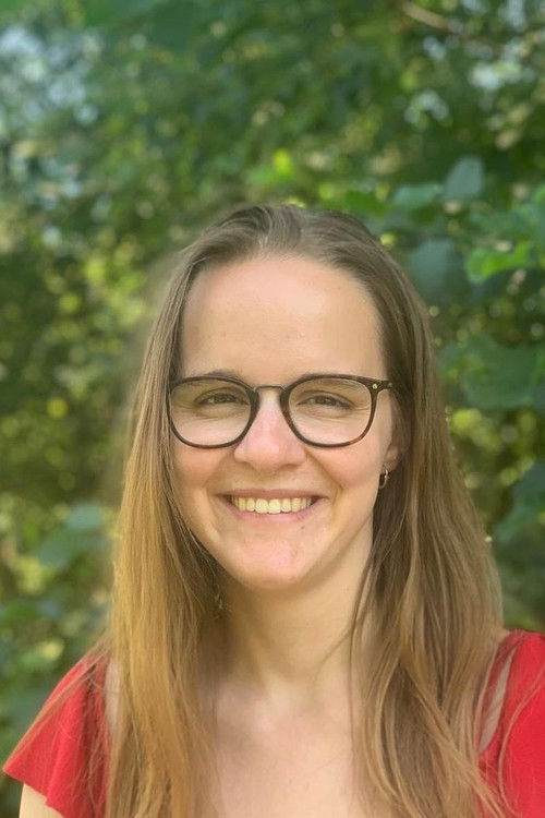 Sarah Van Hulten as Evelyn