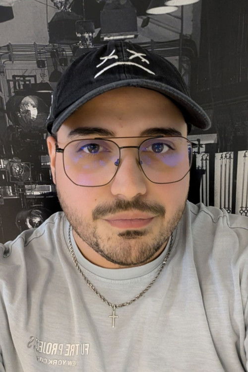 Louis  Vernocchi as Reine Élisabeth II