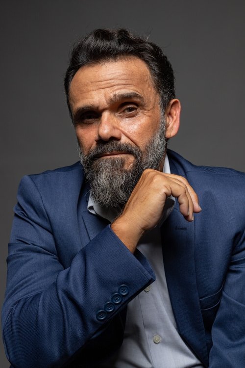 Raimundo Moura as Garçom Cantina