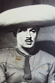 Roberto G. Rivera as Falso amante