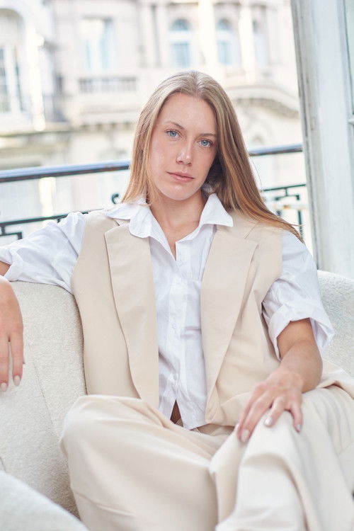 Agustina Delenko as Agus