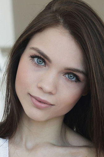 Adriana Fawn as Elizabeth Amor