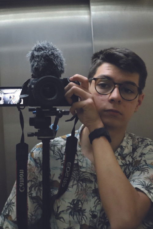 Martí González as Extraño