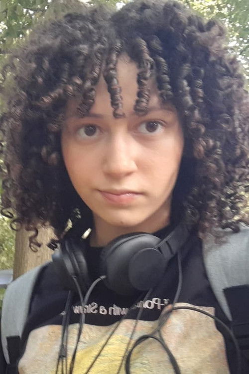 Vivian Gabrielly as Luísa