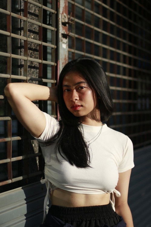 Pirakhwan Suteekasemwit as Overalls girl