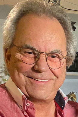 Dino Baumberger as Man in Restaurant (uncredited)