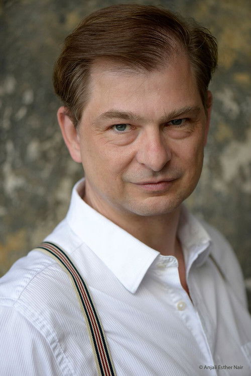 Hendrik Massute as Dr. Renzig