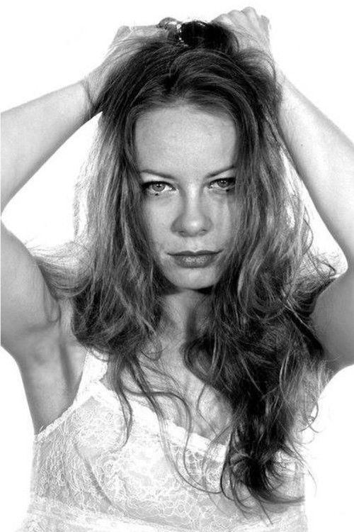 Cleo de Paris as Astróloga (voice)