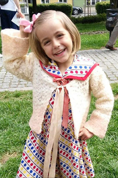 Iris Vallés Torres as Sara