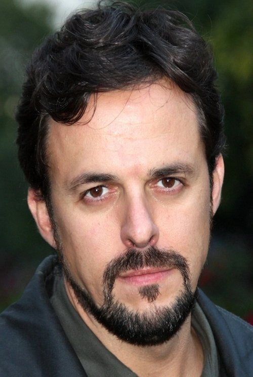 Héctor Garay as Megáfono / Topo Y (voice)