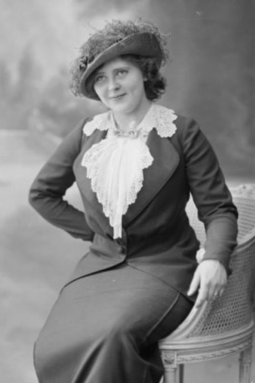 Mien Duymaer Van Twist as Mother of Edouard