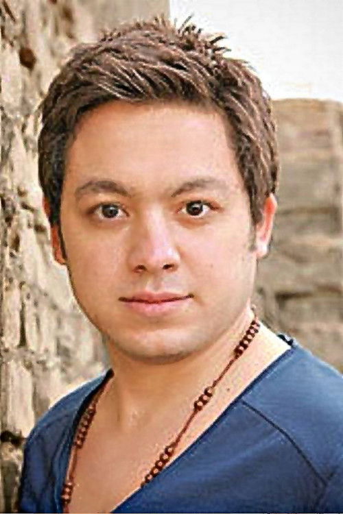 Hassan El Kholaey as مطرب