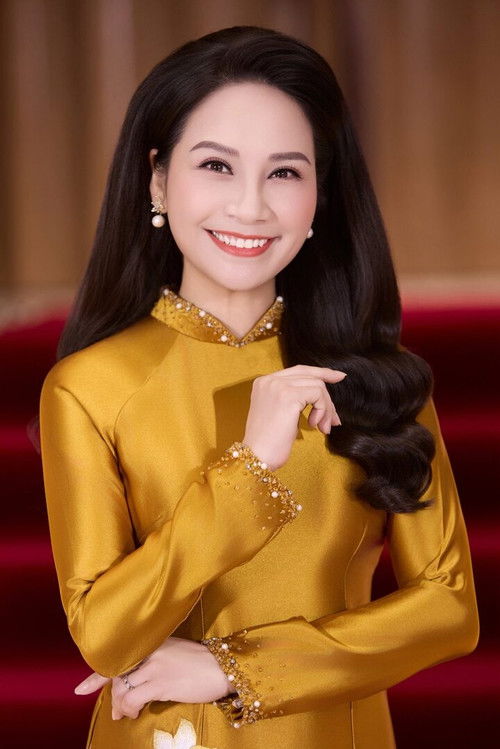 Mỹ Lan as Self - Host