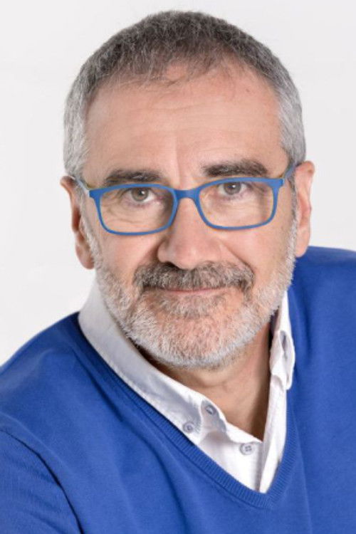 Javier Fesser as Instalador caja fuerte / Voz sobre el periódico (voice)